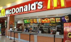Un hombre agredió a dos personas en McDonald’s  por bromear sobre su vestimenta