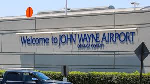 Piden que se cambie el nombre del Aeropuerto John Wayne