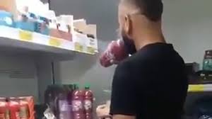 Colombiano que prueba jugos y los vuelve a dejar en los estantes de una tienda en plena pandemia (VIDEO)