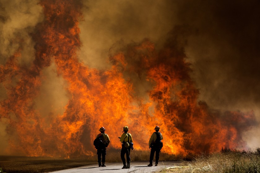 Fuerte incendio en sur de California causa evacuaciones tras consumir miles de acres
