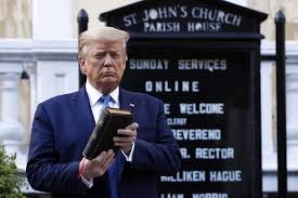 Líderes religiosos “indignados” por la sesión de fotos de Trump en la iglesia de Washington en medio de las protestas