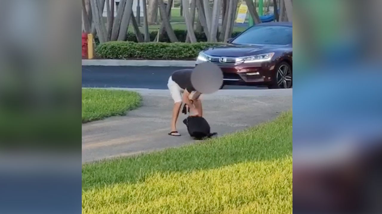 Un hombre de Florida fue captado en cámara maltratando a su perro en Boynton Beach (VIDEO)