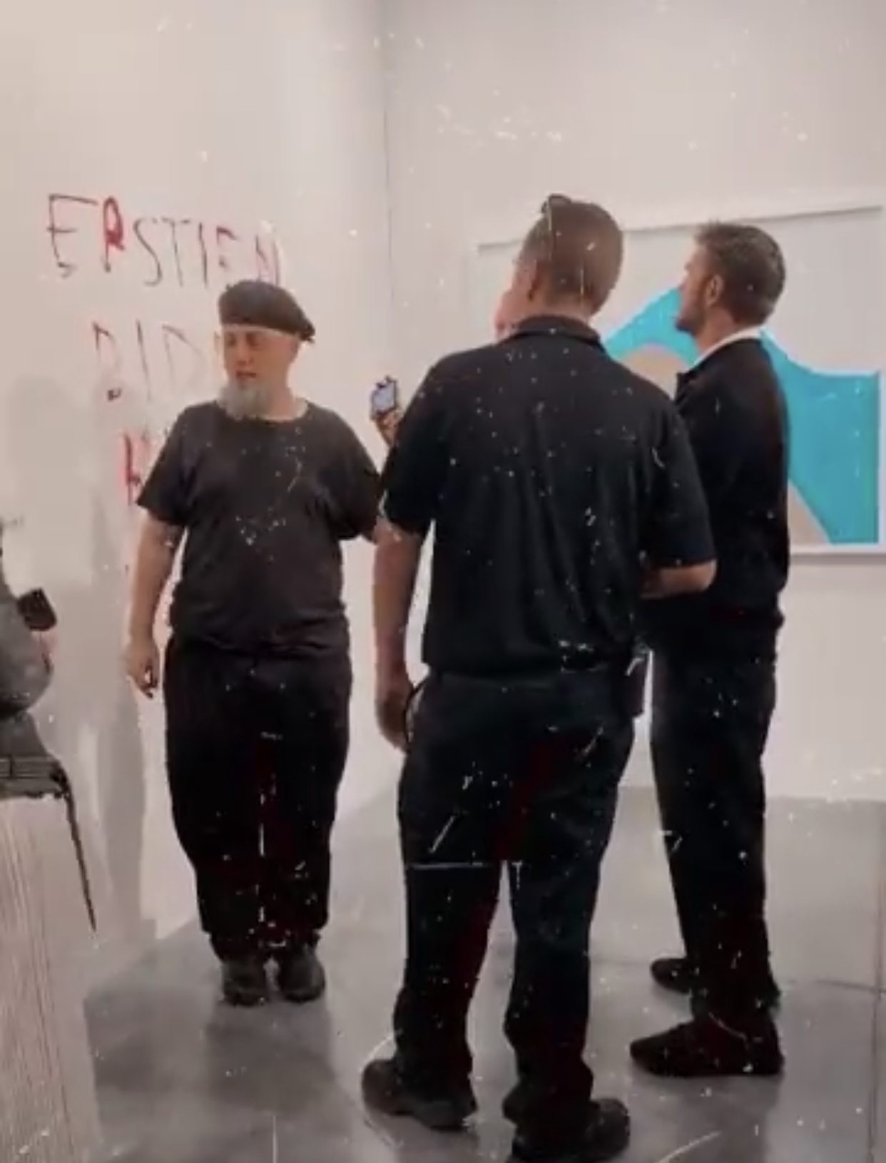 ¡Continúa saga de la banana! Hombre arrestado por vandalismo en galeria Art Basel Miami (Video)