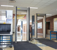 Seguridad escolar: Miami-Dade considera colocar detectores de metales