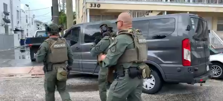 Detienen a un hombre tras atrincherarse en un apartamento de Miami Beach