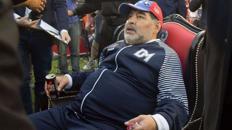 Maradona trató como un patán a niños mexicanos que le pedían autógrafos y las redes reaccionaron (Video)