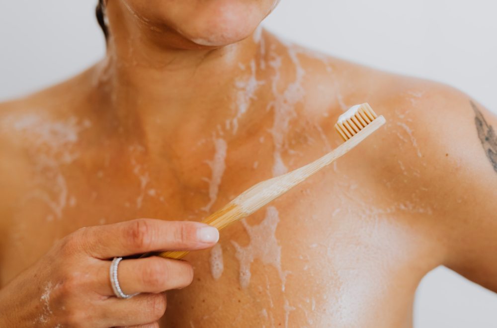 Lavarse los dientes en la ducha: un peligro para la salud bucal