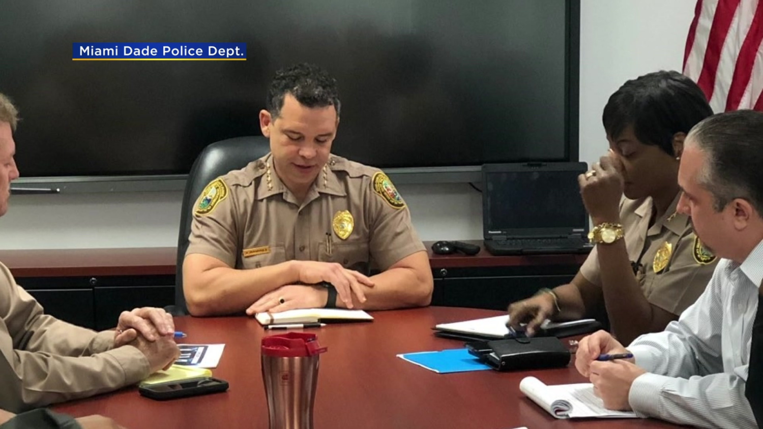 Director de la policía de Miami-Dade se conmueve al ir al lugar del colapso