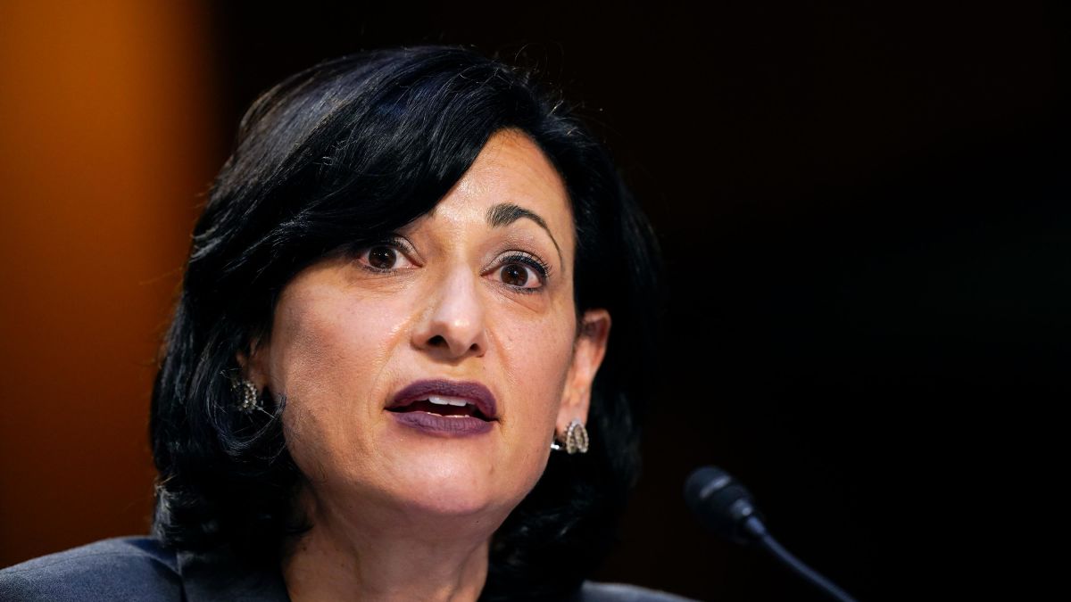 La directora de los CDC en la mira tras aumento de COVID-19