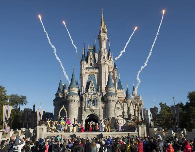 Disney World dejará de pagar a 43.000 trabajadores sindicalizados debido a crisis del coronavirus