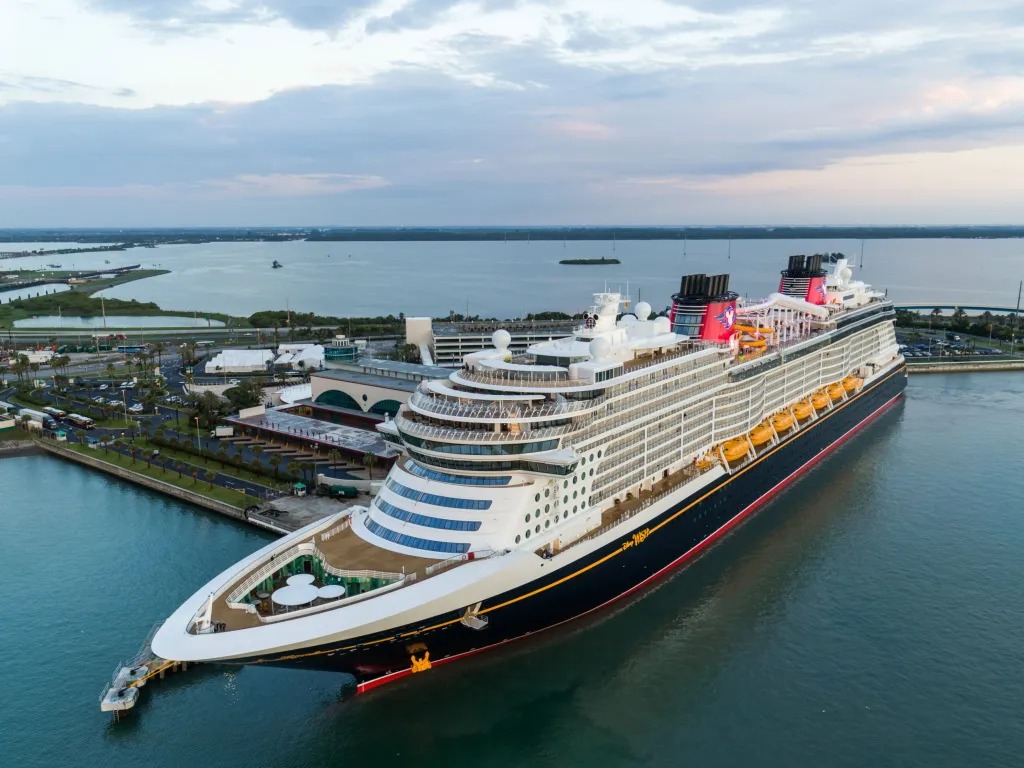 Crucero Disney Wish zarpa en su viaje inaugural