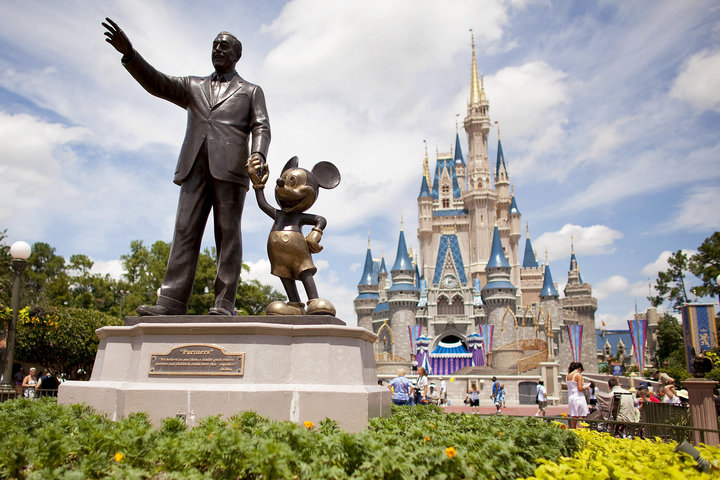 Disney prohibirá fumar en sus parques