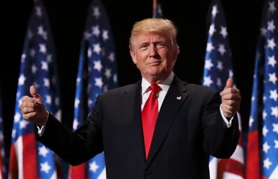 Trump burla la justicia al describir su color de cabello en ficha policial