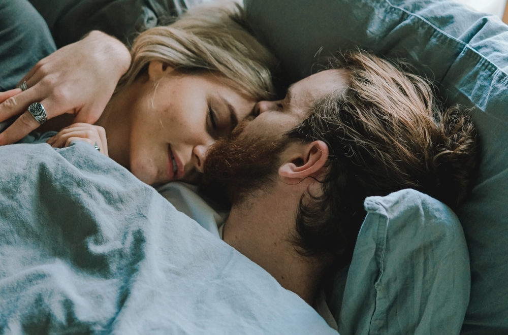¿Por qué no es recomendable dormir desnudo con tu pareja?