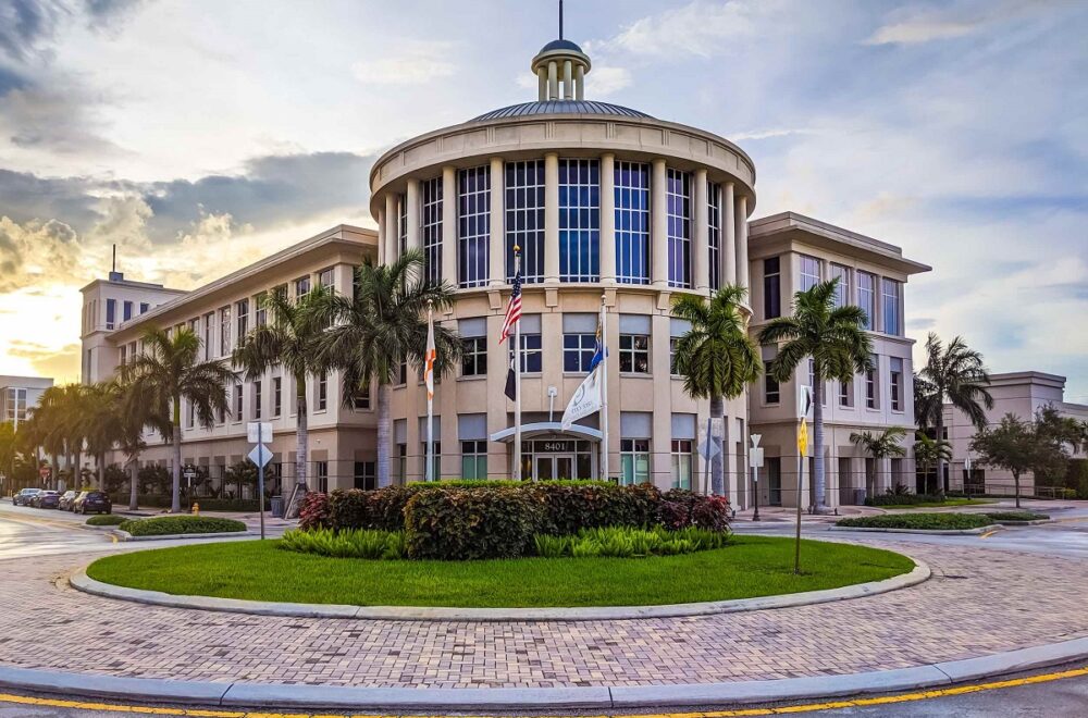 Mujer armada con enorme cuchillo intentó irrumpir en Doral City Hall