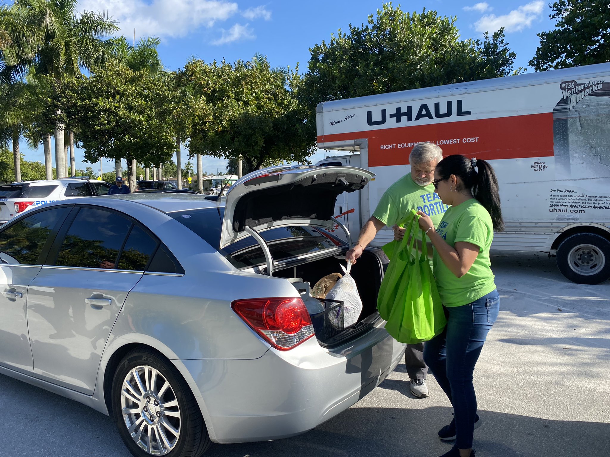 Comisionado de Miami organizó un drive-thru de ayuda previo al Día de Acción de Gracias