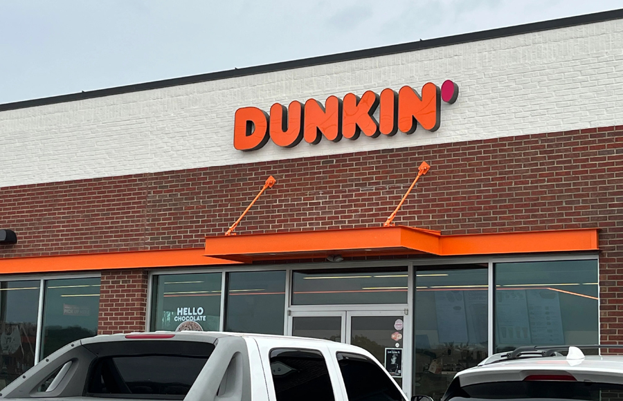Cliente demanda a Dunkin’: Inodoro explotó y quedó bañado en heces