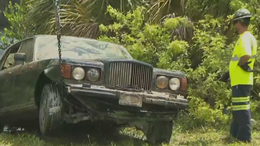 Buzos recuperan vehículos hundidos del lago Deerfield Beach