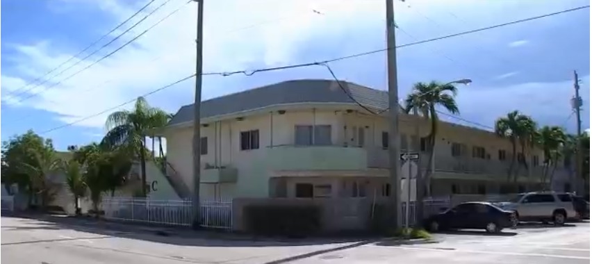 Vecinos denuncian el mal estado de un edificio en Miami