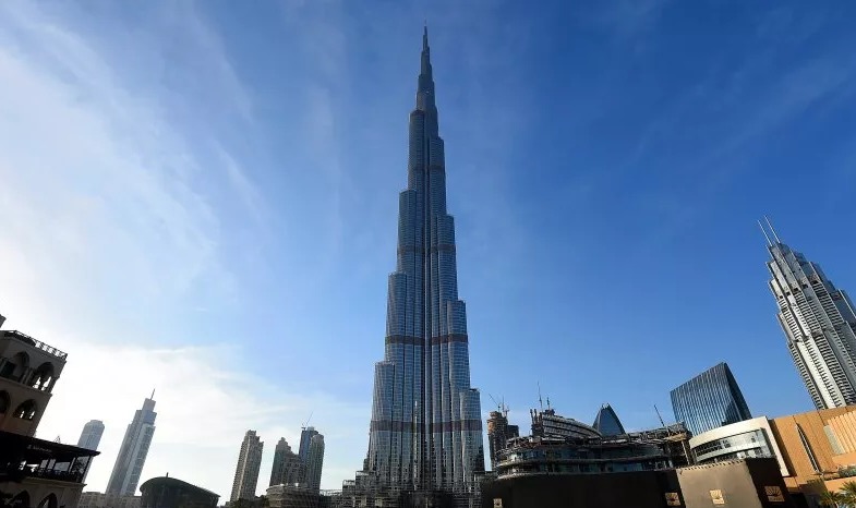 Influencers gastan $100 mil para revelar el sexo de su bebé en el Burj Khalifa (video)