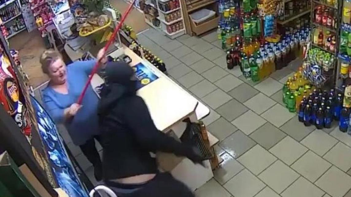 Mujer se enfrenta a ladrón en su tienda y lo ahuyenta con un trapeador (VIDEO)
