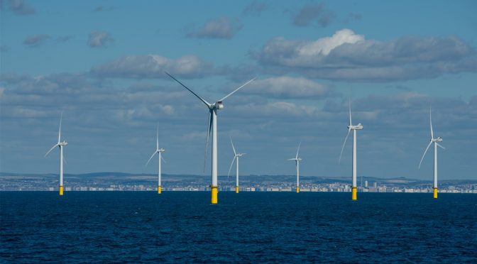 Biden visualiza miles de turbinas eólicas girando en el mar