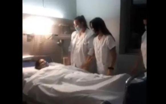 ¡Indignante! Enfermeras fingen muerte de paciente para hacer baile en TikTok (Video)