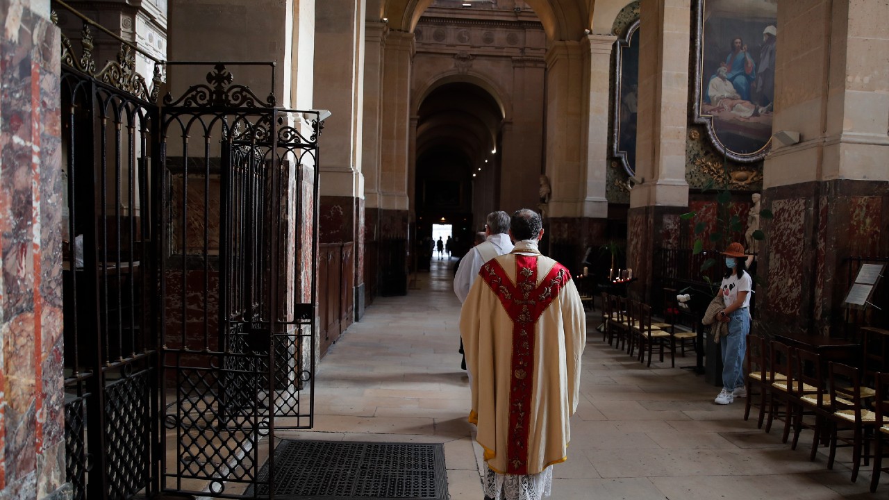 Denuncian cerca de 3.000 pederastas en Iglesia católica de Francia desde 1950