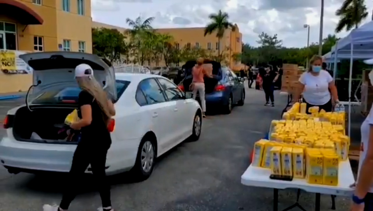 Embajada de Venezuela en EEUU entregó alimentos gratuitos en Miami