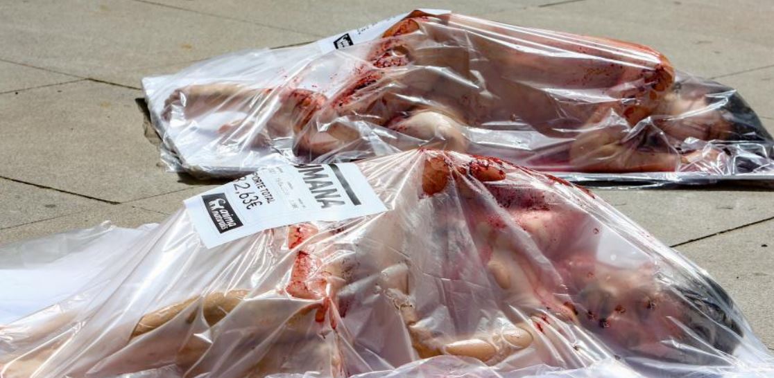 Activistas se ‘envasan al vacío’ contra el consumo de carne