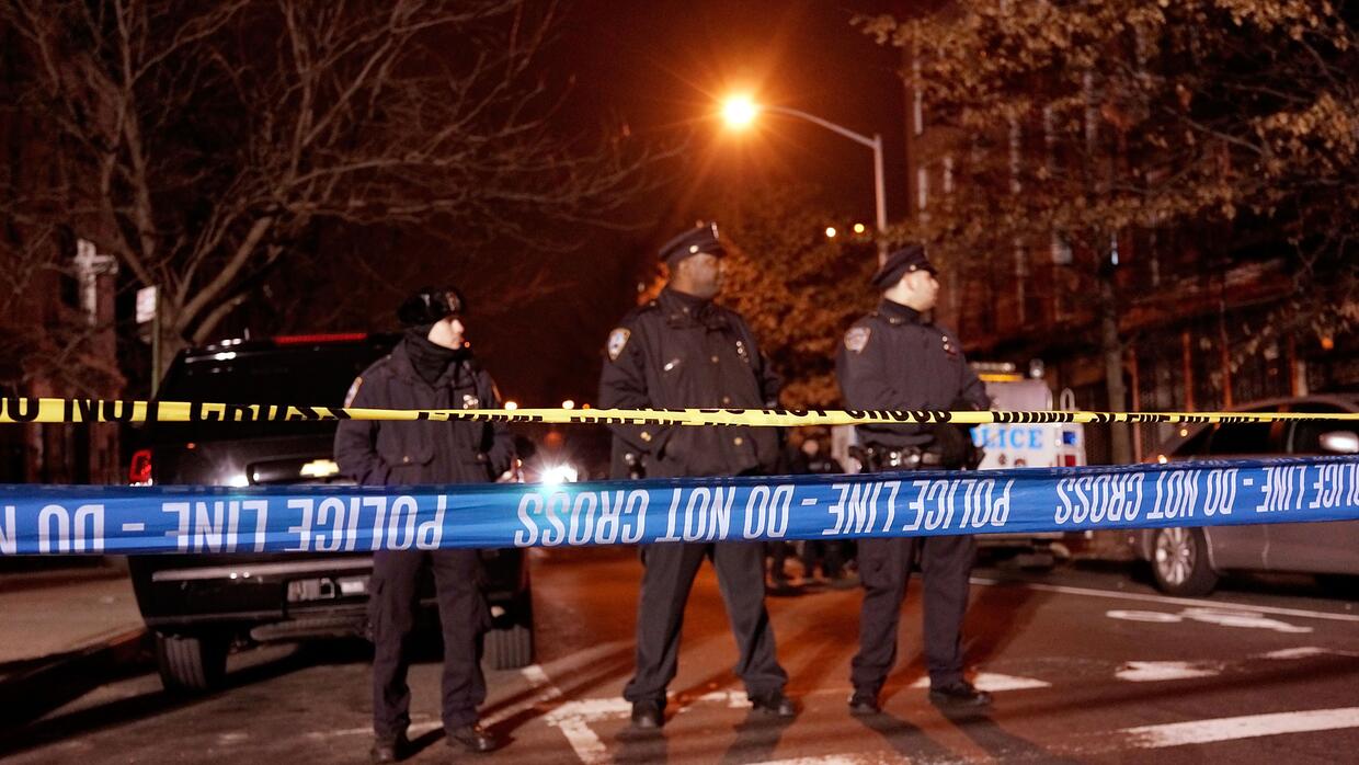 Asesinaron a una mujer que paseaba con su bebé en Nueva York