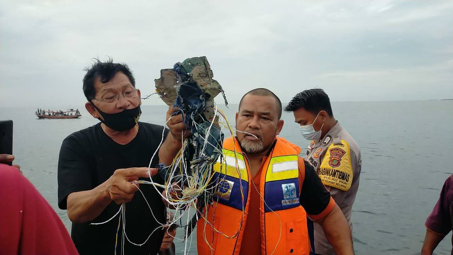 Encuentran escombros del avión de pasajeros indonesio en aguas de Yakarta