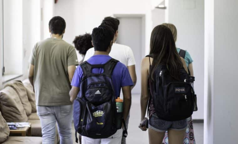 Tres jóvenes arrestadas por brutal golpiza en escuela de Pembroke Pines