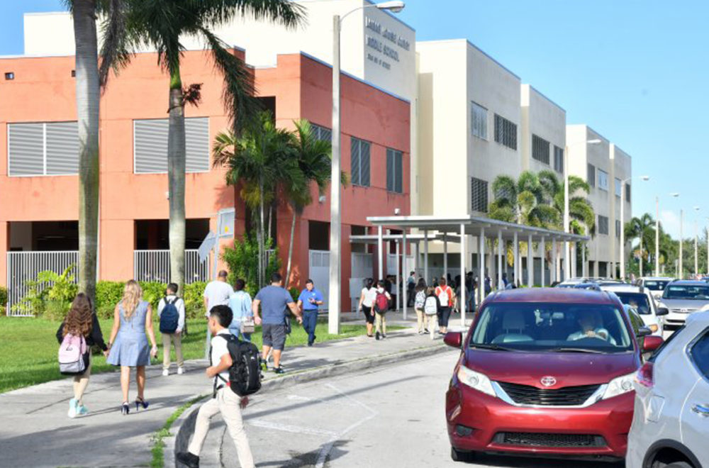 Seguridad escolar: Propuesta en Miami-Dade busca restringir armas en campus educativos