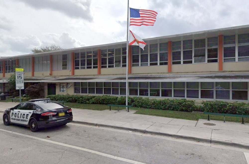 Escándalo en colegio de Miami: profesor fue arrestado por comprar fotos íntimas a alumna de 13 años