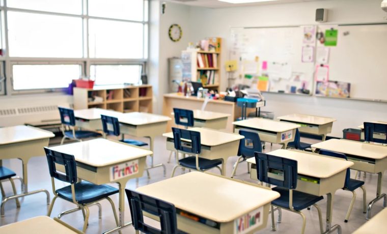 Uso de pronombres podría quedar prohibido en escuelas de Florida