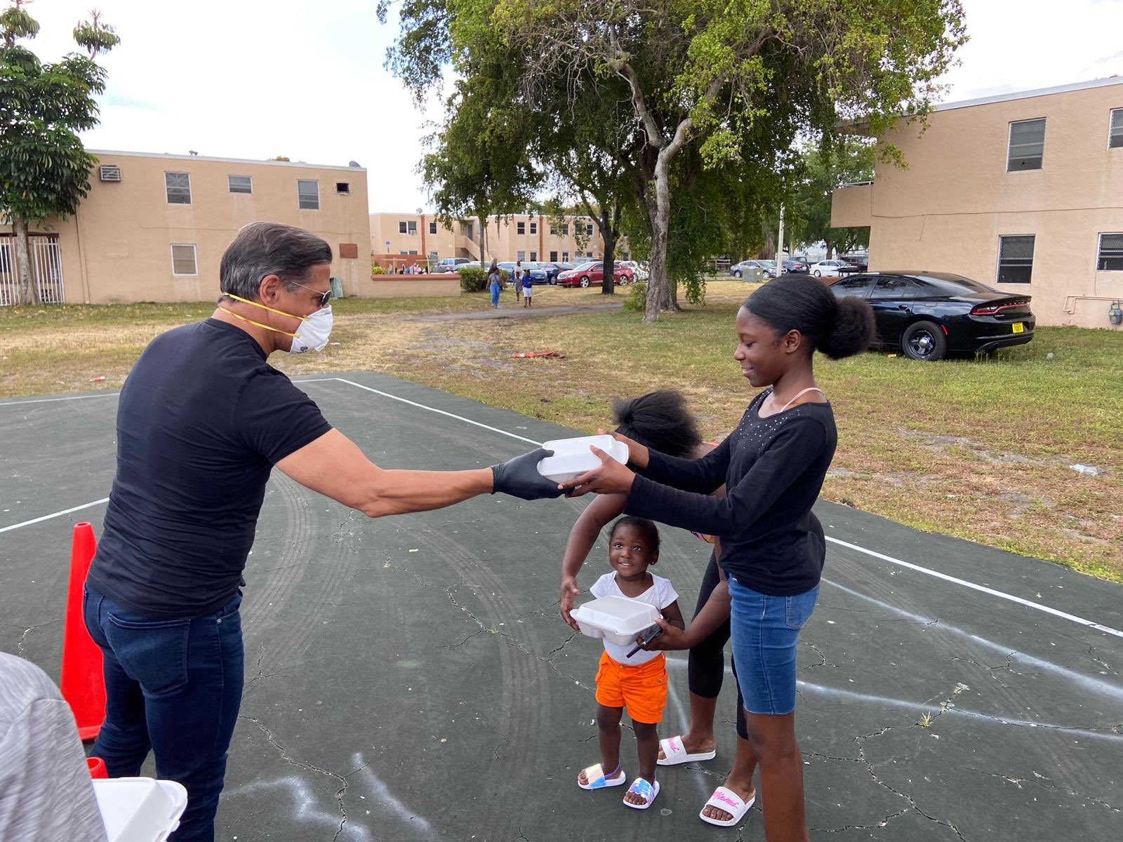 Escuelas Públicas del Condado Miami-Dade distribuyen más de medio millón de comidas