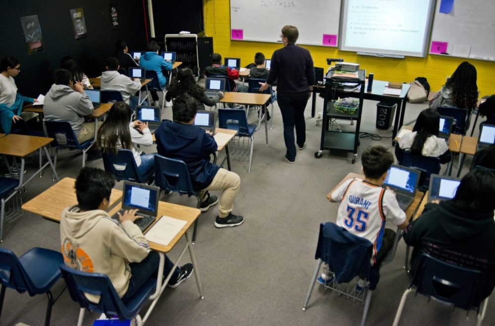 Período escolar de 12 meses podría ser aprobado en Florida