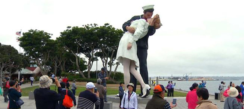 Vandalizan estatua icónica del beso del fin de la II Guerra Mundial