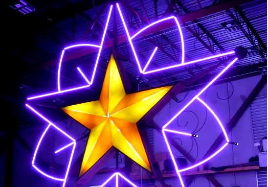 La instalación de la estrella Jack Kazanzas en Orlando marca el inicio de la Navidad