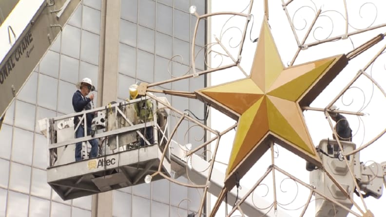 La instalación de la estrella Jack Kazanzas en Orlando marca el inicio de  la Navidad - Miami Diario