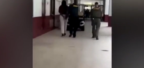 Estudiante golpea salvajemente a su maestra de secundaria
