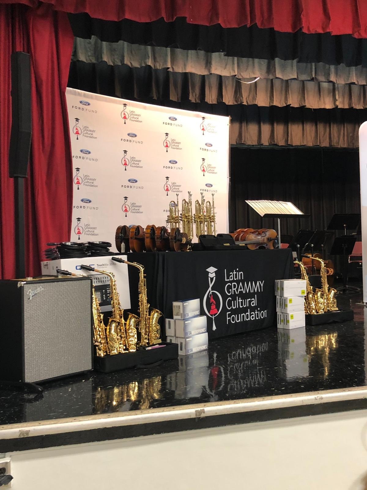 Donan costosos instrumentos musicales a escuela de Florida