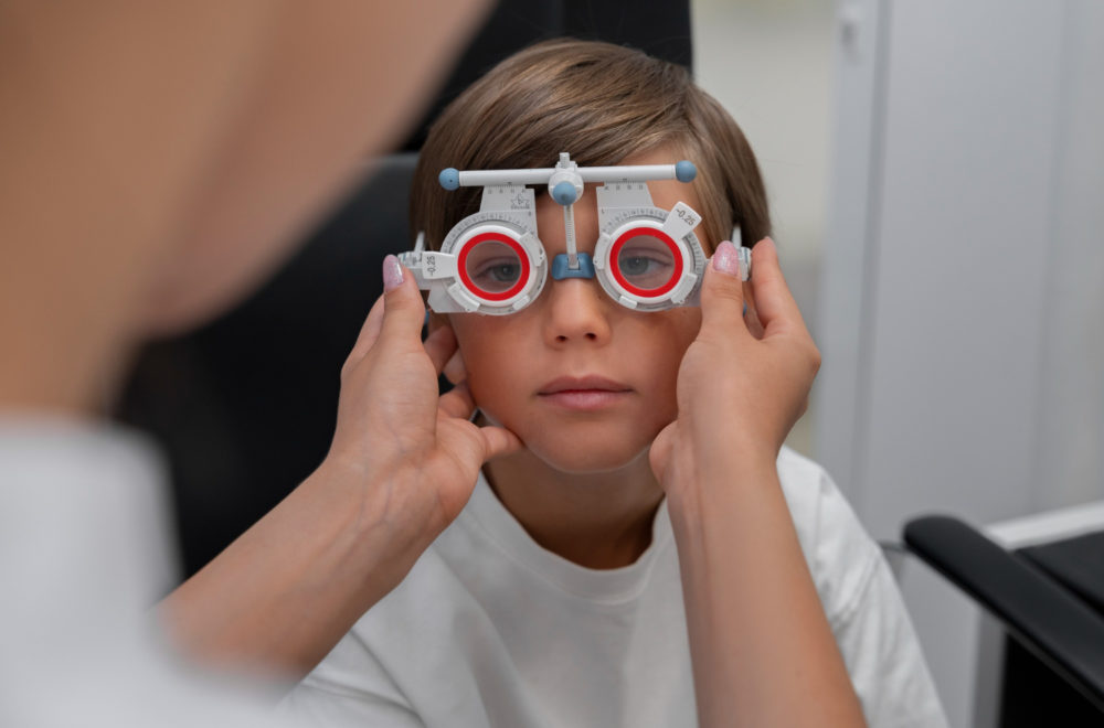 Un examen de la vista a tiempo incrementaría el rendimiento académico de su hijo