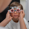 Un examen de la vista a tiempo incrementaría el rendimiento académico de su hijo