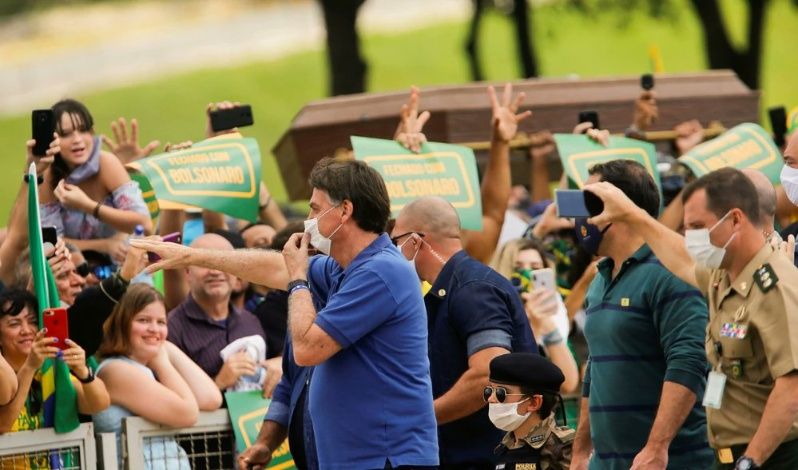Brasileños desafían el distanciamiento social con multitudinaria marcha en respaldo a Jair Bolsonaro (fotos)