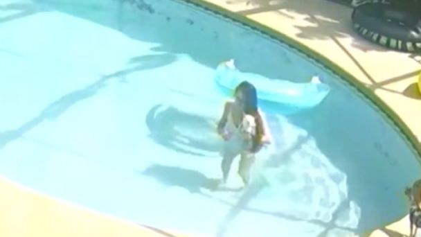 Una mujer ahoga a su perro en una piscina y luego apuñaló a su vecino en Florida