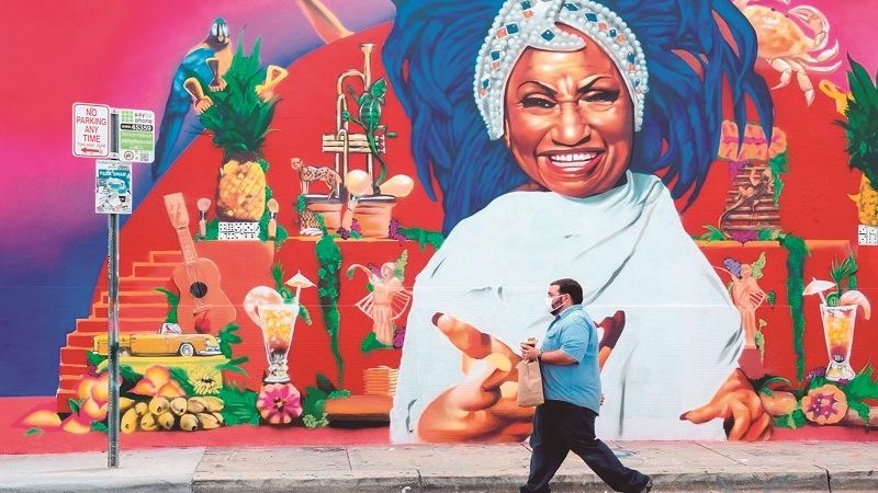 Celebran el orgullo hispano con inmenso mural de Celia Cruz en Miami