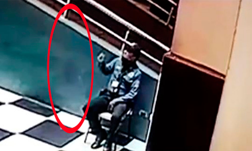 ¡Espeluznante! Hombre tuvo tétrico episodio con un fantasma en un centro comercial (Video)