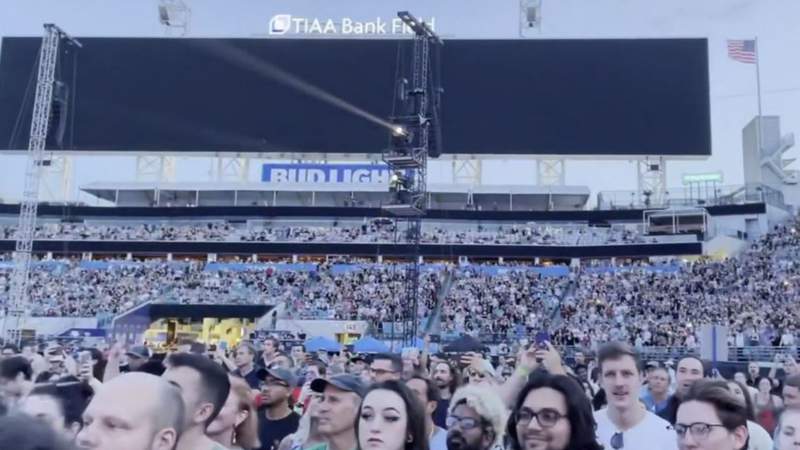 Fanáticos llenan un estadio de Florida mientras aumentan los contagios